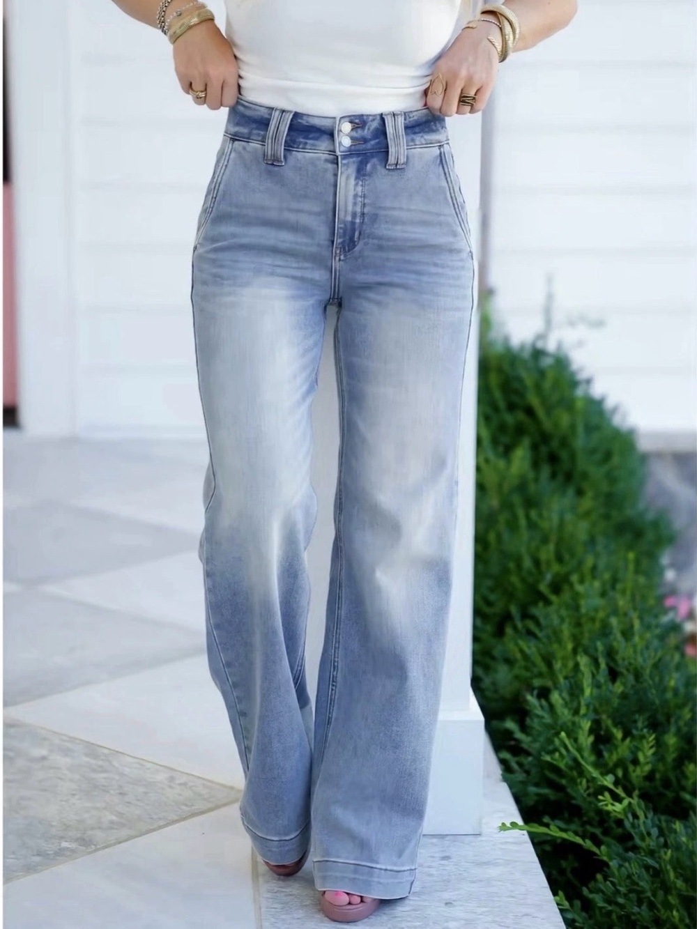 High-Rise Wide Leg Womens Jeans - Light Blue Wash